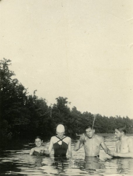 KKE 4991.jpg - Fot. Grupowa. Nad jeziorem Świteź, Miratycze, 1937 r.